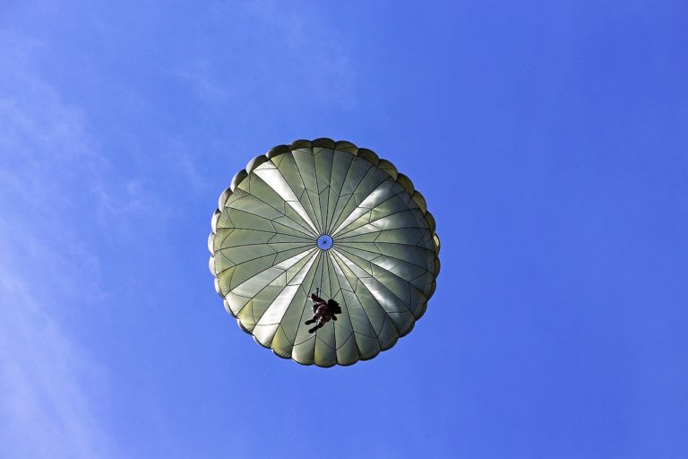 Faire du parachutisme et explorer des centres d’intérêt